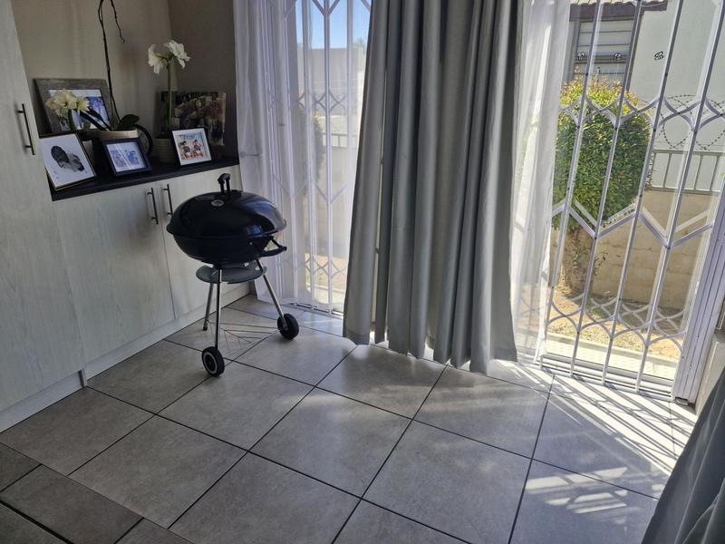 2 Bedroom Property for Sale in Loevenstein Western Cape
